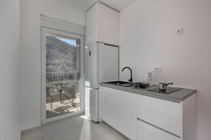 Η κουζίνα ή μικρή κουζίνα στο Seafront Villa Andrijana - Happy Rentals