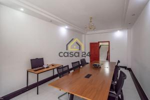 une salle de conférence avec une table et des chaises en bois dans l'établissement Hotel Kilimanjaro, à Luanda