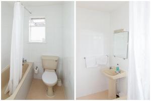 2 imágenes de un baño con aseo y lavabo en OYO The Contractor Hotel, en South Bank