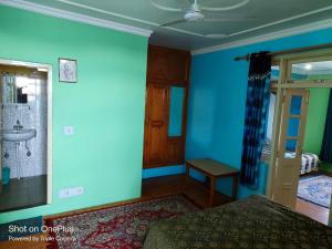 Letto o letti in una camera di Jagatram Niwas Guesthouse Dharamkot