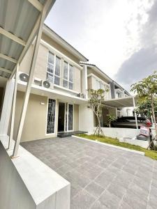 une maison avec une allée en face de celle-ci dans l'établissement GreenLake Vista, à Surabaya