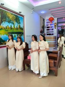 un gruppo di donne in piedi in una stanza di Khách sạn Thảo Trang a Quang Ngai