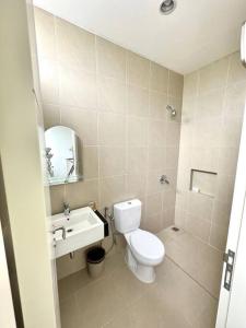 La salle de bains est pourvue de toilettes et d'un lavabo. dans l'établissement GreenLake Vista, à Surabaya