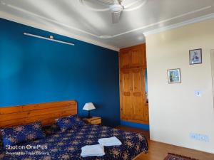 Letto o letti in una camera di Jagatram Niwas Guesthouse Dharamkot