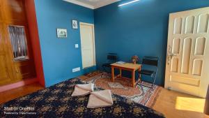 Area soggiorno di Jagatram Niwas Guesthouse Dharamkot