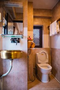 La salle de bains est pourvue d'un lavabo et de toilettes. dans l'établissement Sweet Home Bhaktapur, à Bhaktapur