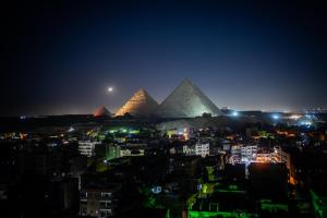 een zicht op de piramides van Giza 's nachts bij Oscar pyramids view in Caïro