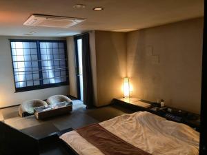 Postel nebo postele na pokoji v ubytování グッドホテル大阪 大人専用