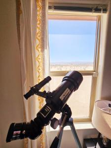 una cámara en un trípode frente a una ventana en Indian Cove, en Twentynine Palms