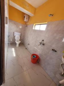 Namchibhardwaj hotel的带马桶和水槽的浴室