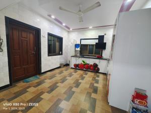 Habitación con puerta, TV y suelo en Coconut casa villa revdanda, en Revadanda