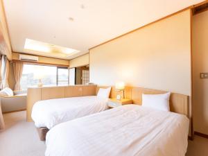 - 2 lits dans une chambre avec fenêtre dans l'établissement Tabist Healthy Pal Akagi, à Shibukawa