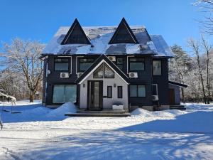 Το Hakuba Sunrise Apartments τον χειμώνα