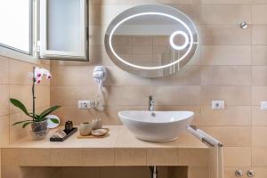 een badkamer met een wastafel en een spiegel bij Villa Soleanna Residence in Vieste