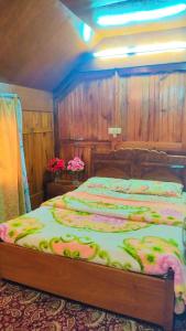 - une chambre avec un grand lit dans l'établissement Houseboat young wild Rose, à Srinagar