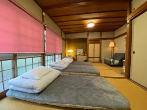直島町にあるNaoshima J-Houseのバルコニーにベッド3台が備わる客室です。