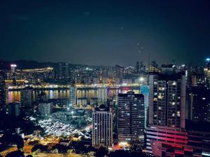 - Vistas a la ciudad por la noche con luces en 重庆山川的民宿, en Chongqing