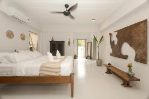 سرير أو أسرّة في غرفة في Illui - Exclusive Estate in Chiang Mai - 8 Bedroom