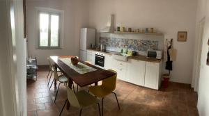 cocina con mesa y comedor en Agriturismo Fattoria le caprine, en Gambassi Terme