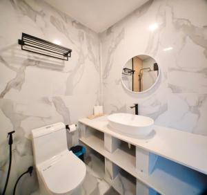 圖杜的住宿－Ahola Thoddoo, Maldives，白色的浴室设有卫生间和水槽。