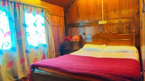 1 dormitorio con 1 cama con cabecero de madera en Houseboat young wild Rose, en Srinagar