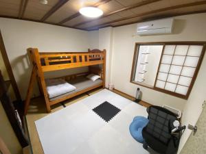 Bunk bed o mga bunk bed sa kuwarto sa ホテル宿かいふ