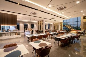 Crystal Srivaree Suvarnabhumi Hotel tesisinde bir restoran veya yemek mekanı