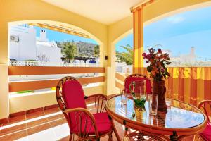 d'un balcon avec une table et des chaises en verre. dans l'établissement Casa Tortuga - 3 bedrooms and private pool, à Hondón de las Nieves
