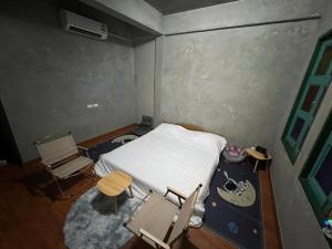 a small room with a bed and chairs and a table at แพนด้าแคมปิ้งเขาใหญ่ in Ban Khanong Phra Klang (1)