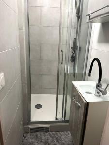 een badkamer met een douche en een wastafel bij 5min from Paris / Cosy Appartment in Levallois-Perret
