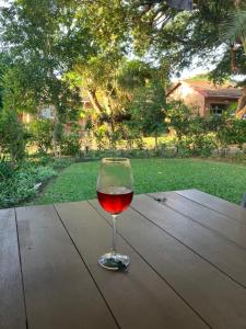 um copo de vinho sentado numa mesa de madeira em El Seuno de África -The dream of Africa em St. Lucia