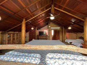 een grote slaapkamer met een groot bed in een gebouw bij Estância Zuliani in Guriri