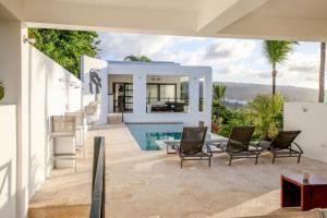 una imagen de una casa con piscina en Espectacular Villa con vista al mar, Las Terrenas, en Las Terrenas