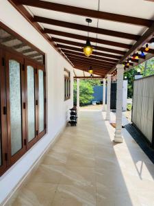 Imaduwa的住宿－Ahangama Lake Villa，木天花板房子的走廊