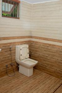 Ahangama Lake Villa في Imaduwa: حمام مع مرحاض أبيض في الغرفة