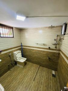 łazienka z toaletą i telewizorem w obiekcie Ahangama Lake Villa w mieście Imaduwa