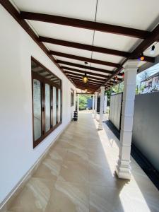 Ahangama Lake Villa في Imaduwa: ممر منزل به اعمدة وسقف