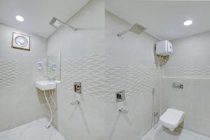 La salle de bains est pourvue d'une douche, de toilettes et d'un lavabo. dans l'établissement OYO Flagship Santosh Residency Near Krishna Nagar Metro, à New Delhi