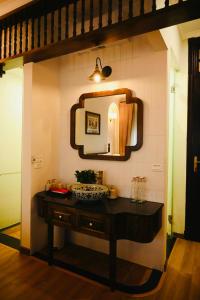 ein Bad mit einem Waschbecken und einem Spiegel in der Unterkunft La Belle Maison in Hanoi