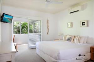 Giường trong phòng chung tại 24 Cooran Court - Private Sandy Beach and Pontoon +12 ảnh