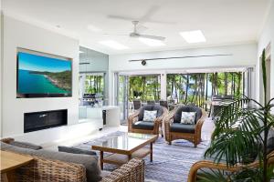 TV/trung tâm giải trí tại 24 Cooran Court - Private Sandy Beach and Pontoon