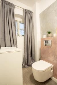 een badkamer met een toilet en een raam bij Luxury Ultra Central in Sibiu