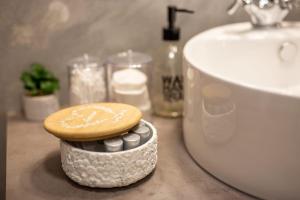 un biscotto seduto sopra un contenitore accanto a un lavandino di Luxury Ultra Central a Sibiu Altre 10 foto