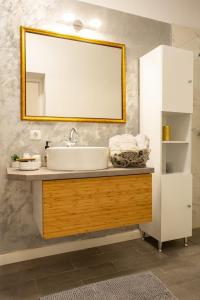 een badkamer met een wastafel en een spiegel bij Luxury Ultra Central in Sibiu