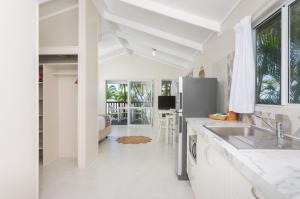 uma cozinha com um lavatório e um frigorífico em Muri Lagoon View Bungalows - Hillside Bungalow em Rarotonga
