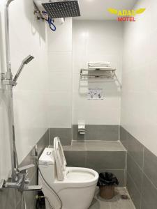 y baño con aseo blanco y lavamanos. en Adal Motel en Kiến An