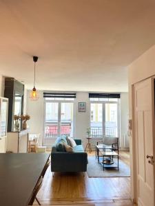 ein Wohnzimmer mit einem Sofa und einem Tisch in der Unterkunft Appartement lumineux et cosy au cœur de Lille in Lille
