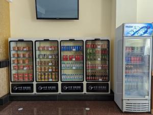 una exposición de bebidas y bebidas en una nevera en 中青秋果酒店 True Go Hotel en Phnom Penh