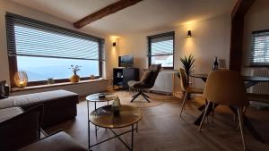 - un salon avec un canapé et une table dans l'établissement Haus Blick am Edersee, à Waldeck