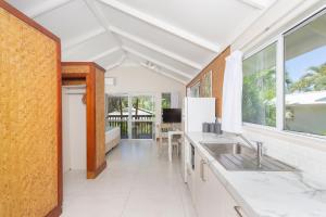 een keuken met een wastafel en een groot raam bij Muri Lagoon View Bungalows - Hillside Bungalow in Rarotonga